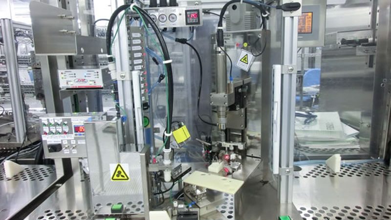 汽车零部件焊接机器人工作站：如何实现高效精准的焊接解决方案**